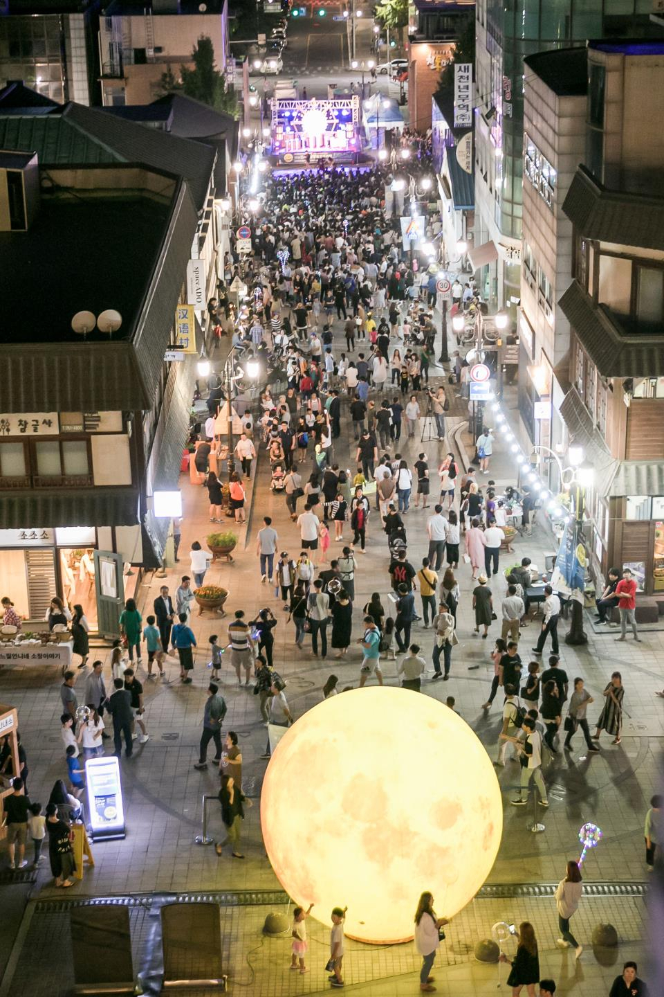 지난 6월15~16일 열린 올 상반기 ‘인천개항장 문화재 야행’ 행사 모습. 8만4000여명이 몰려 성황을 이뤘다. [인천관광공사 제공]