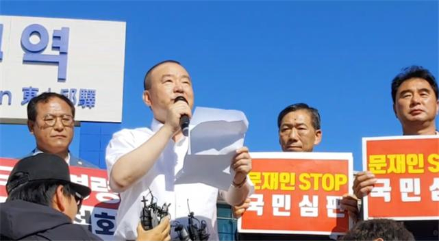 강효상 자유한국당 의원이 17일 대구 동대구역 광장에서 조국 법무부 장관 파면을 촉구하기 위한 삭발식을 갖고 있다. [강효상 의원실]