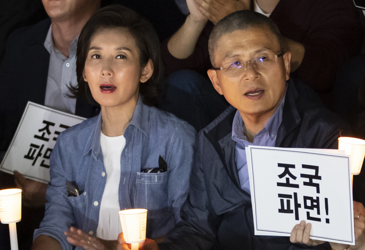 자유한국당 황교안 대표와 나경원 원내대표가 17일 오후 서울 세종문화회관에서 조국 법무부 장관의 파면을 촉구하는 구호를 외치고 있다. [사진=연합뉴스]