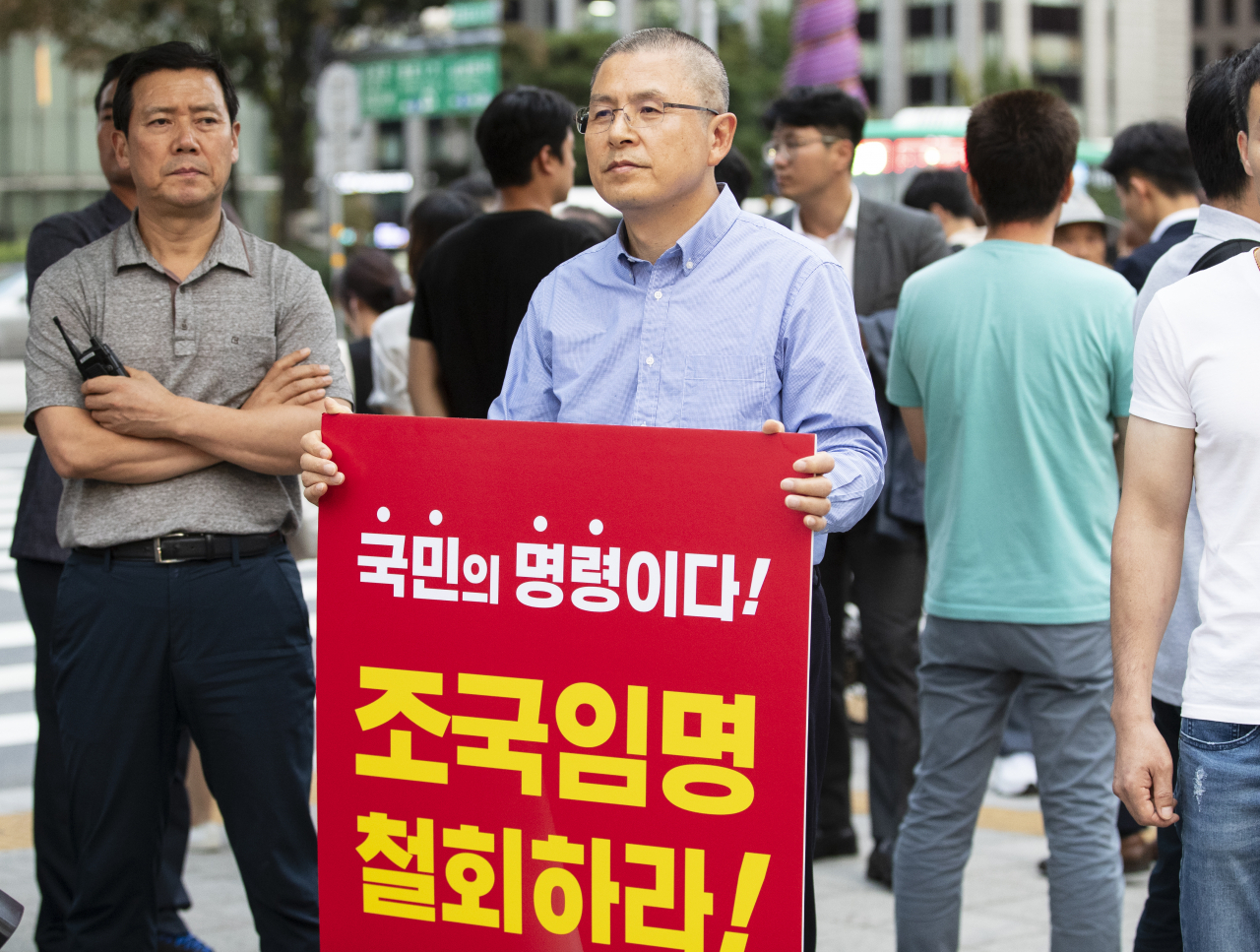 황교안 자유한국당 대표가 17일 오후 서울 세종대로 사거리에서 '조국 장관 임명 철회'를 촉구하며 1인 시위를 하고 있다. [연합]