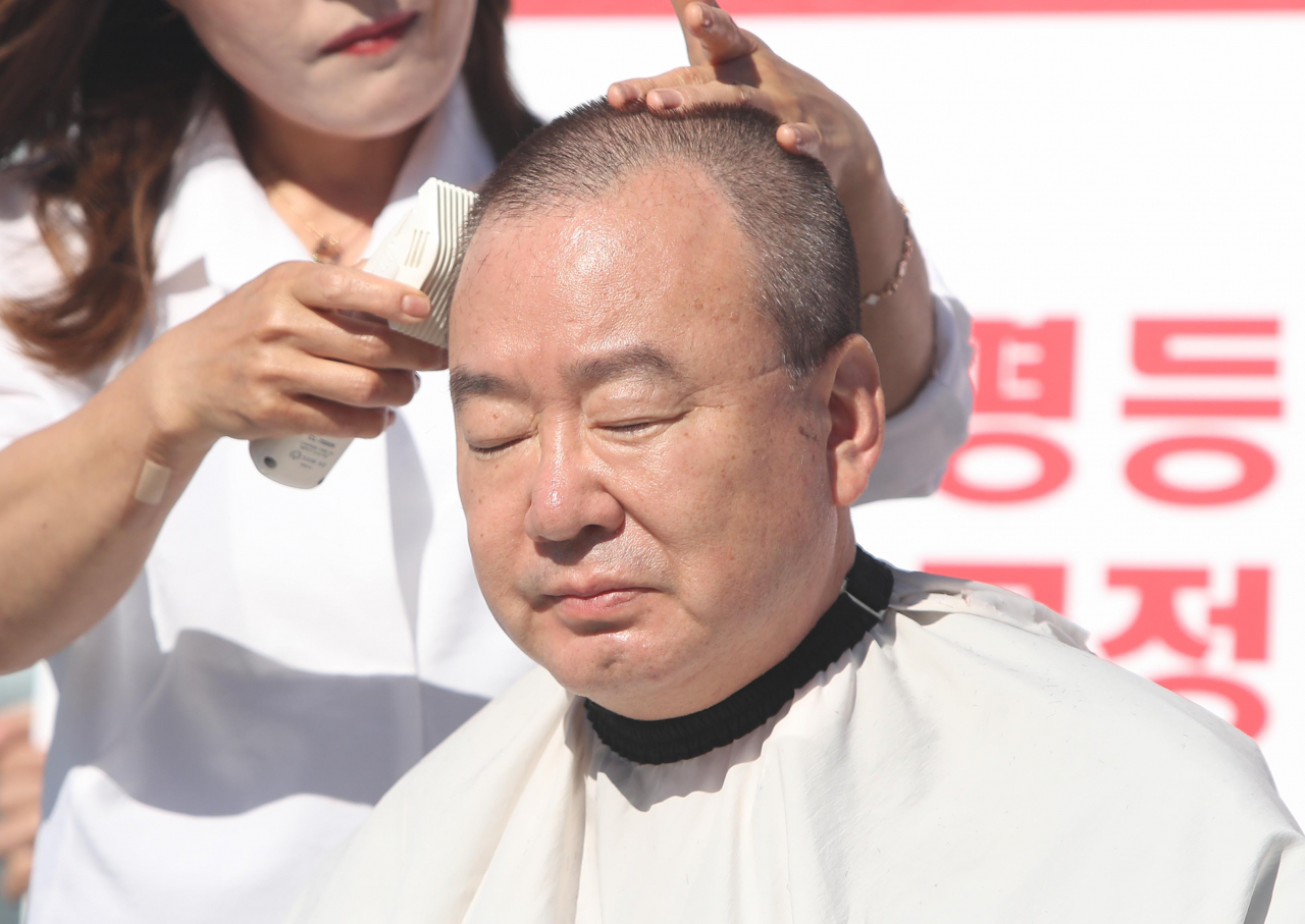 강효상 자유한국당 의원이 17일 오후 동대구역 광장에서 조국 법무부 장관의 사퇴를 촉구하며 삭발하고 있다. [연합]
