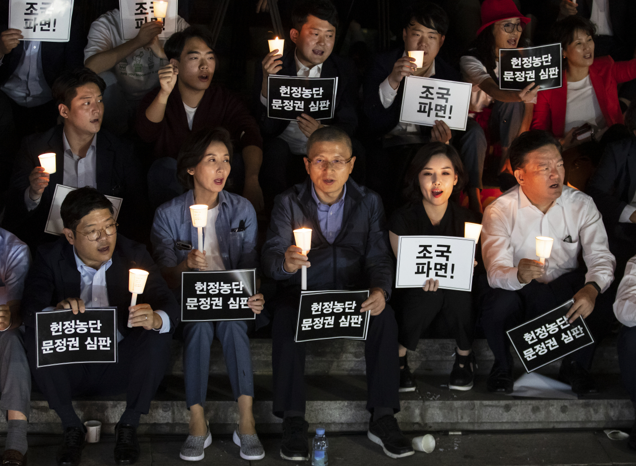 황교안 자유한국당 대표와 나경원 원내대표를 비롯한 당 관계자 및 참석자들이 지난 17일 오후 서울 세종문화회관에서 조국 법무부 장관의 파면을 촉구하는 구호를 외치고 있다. [연합]