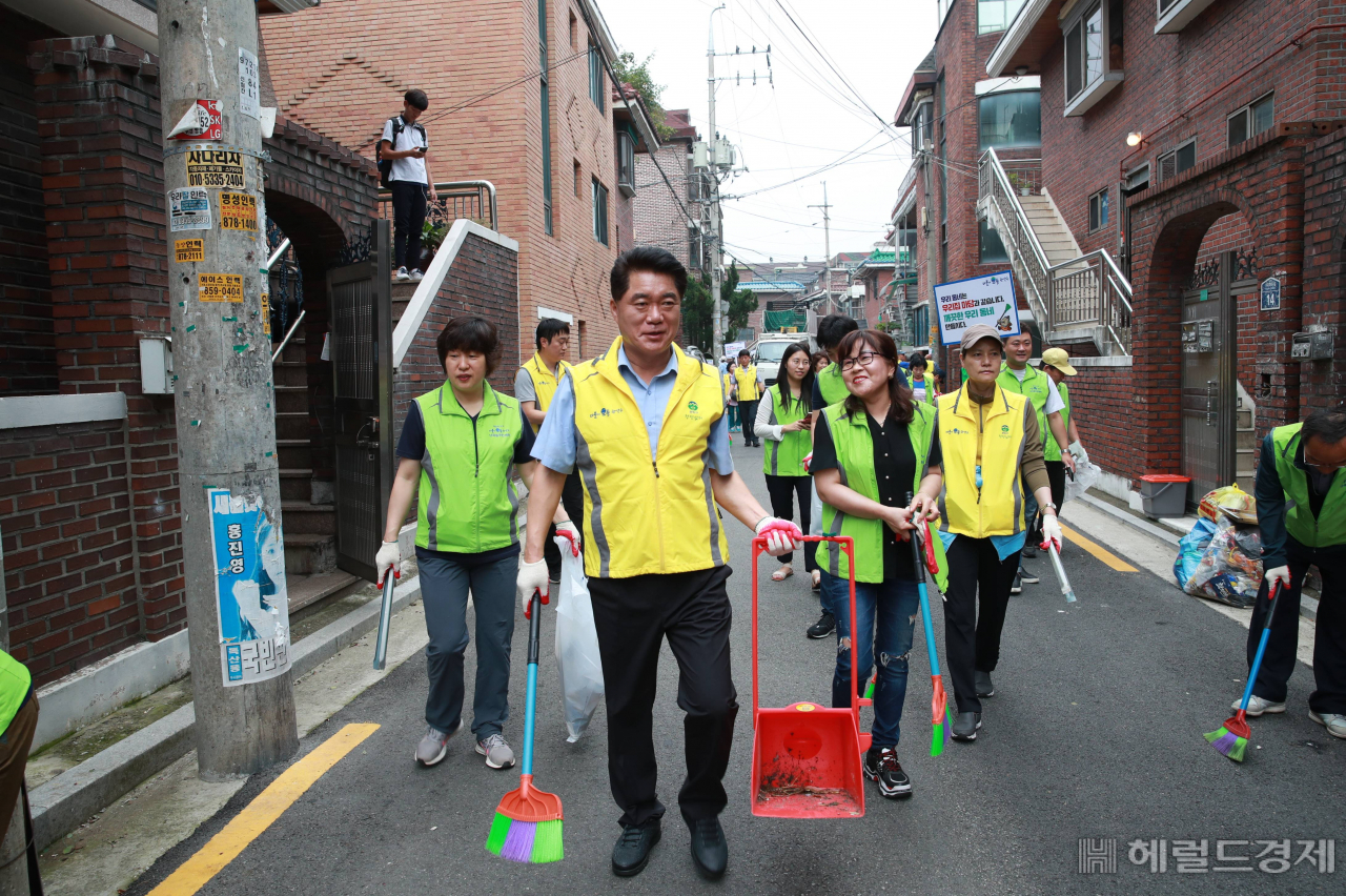 지난 9일 주민들과 함께 난곡동에서 골목 청소에 나선 박준희 구청장(맨 앞). [관악구 제공]
