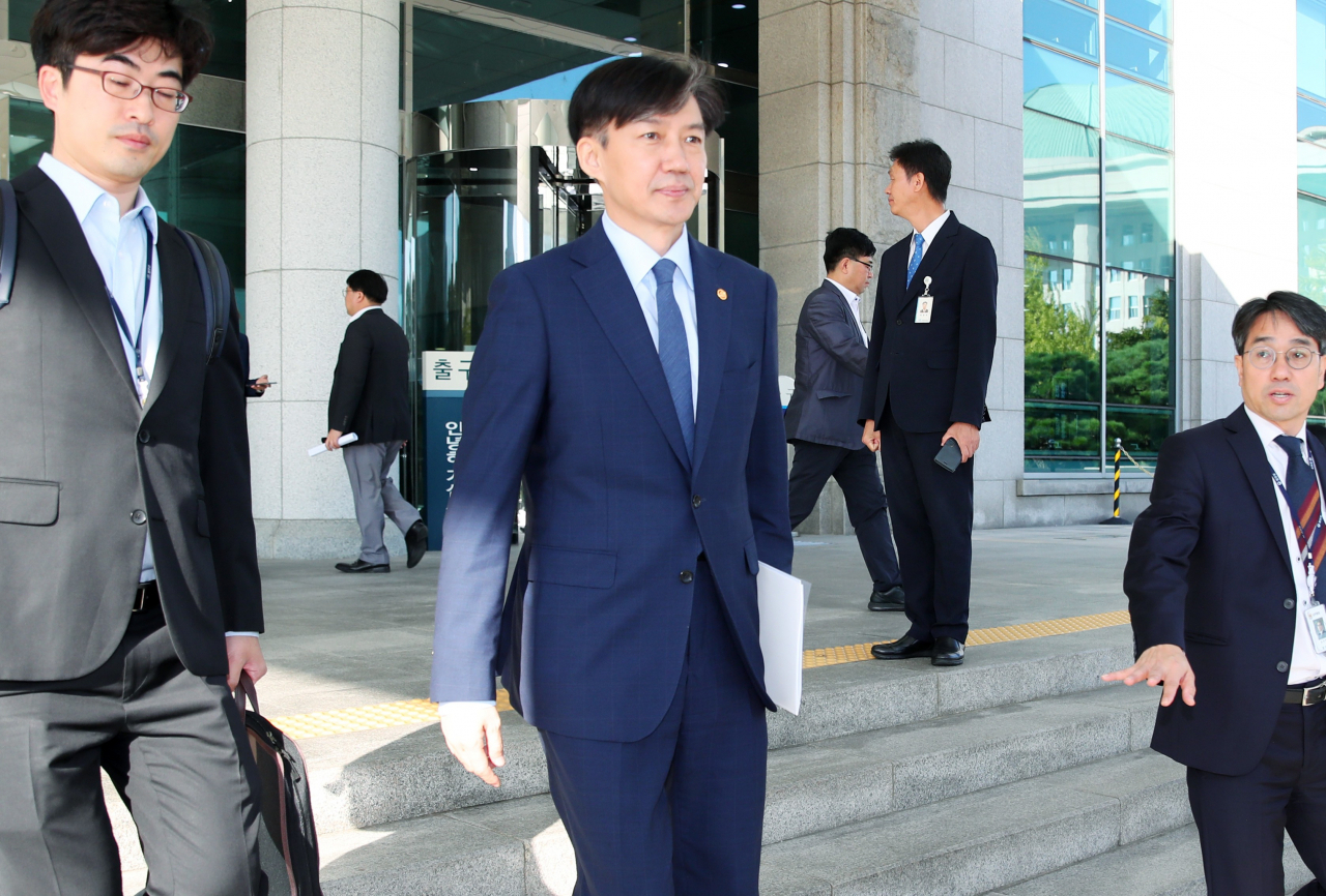 조국 법무부 장관이 18일 국회 의원회관에서 열린 더불어민주당 사법개혁 및 법무개혁 당정협의를 마치고 의원회관을 나서고 있다. [연합]