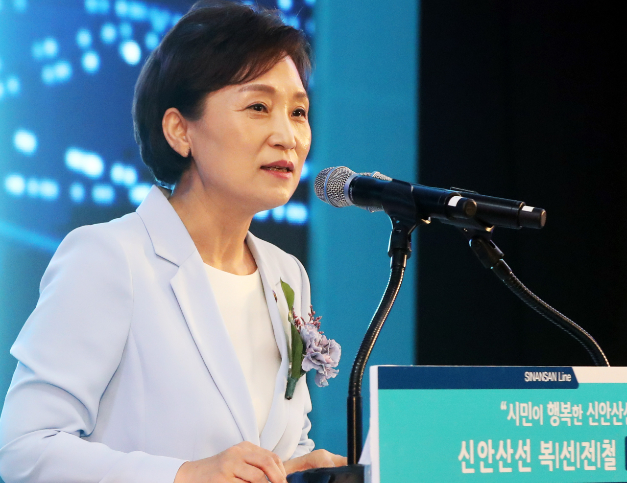 9일 오후 경기도 안산시청에서 열린 '신안산선 복선전철 착공식'에서 김현미 국토교통부 장관이 기념사를 하고 있다. 연합뉴스
