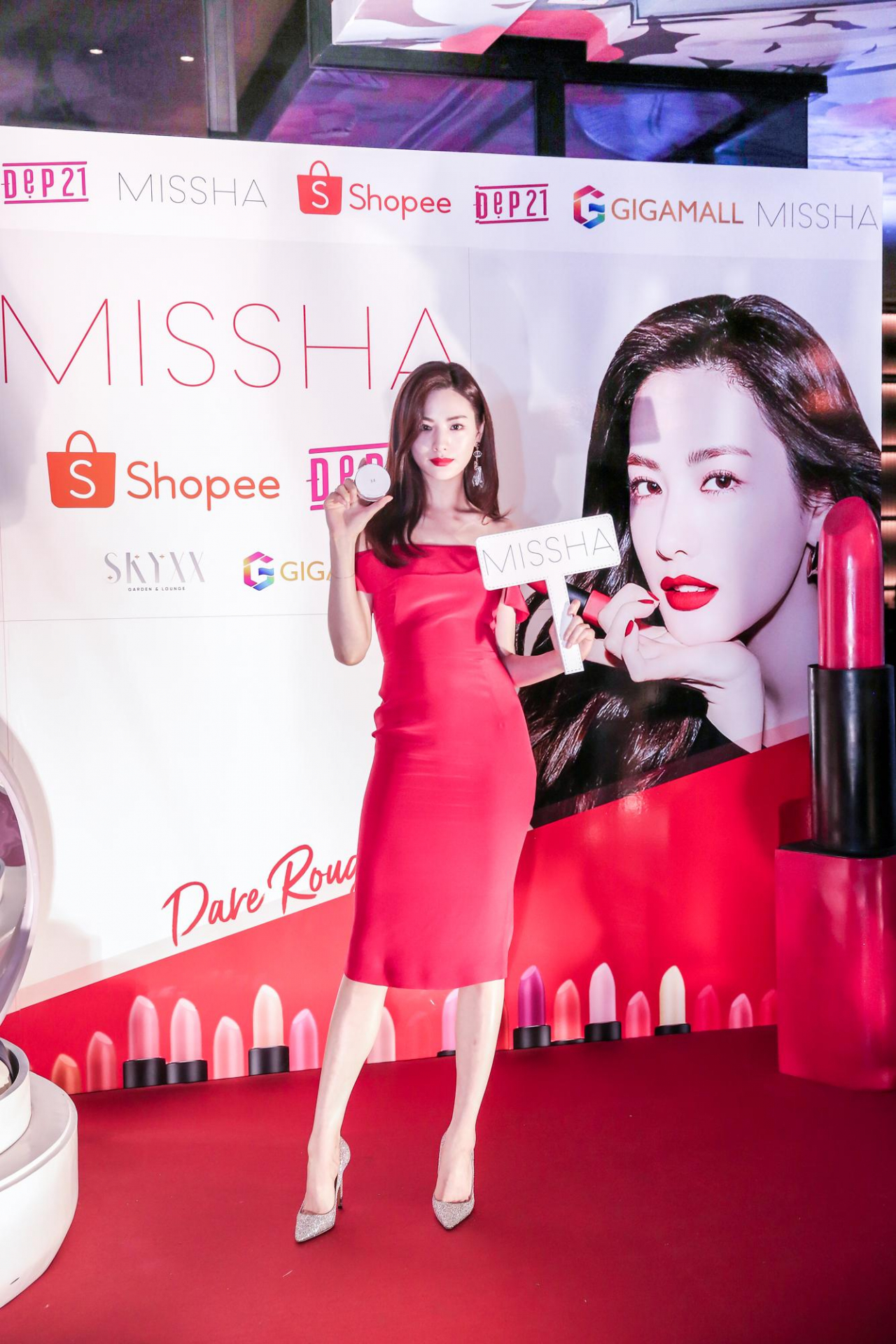 지난 7일 미샤 베트남 행사에 참석한 미샤 모델 나나가 포즈를 취하고 있다. [에이블씨엔씨 제공]