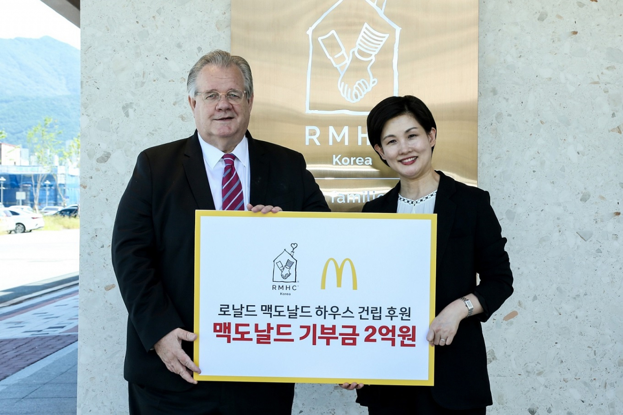 한국 RMHC의 최대 후원사인 맥도날드의 조주연 사장(우)이 한국 RMHC 제프리 존스 회장(좌)에게 기부금을 전달하고 있다. [한국맥도날드 제공]