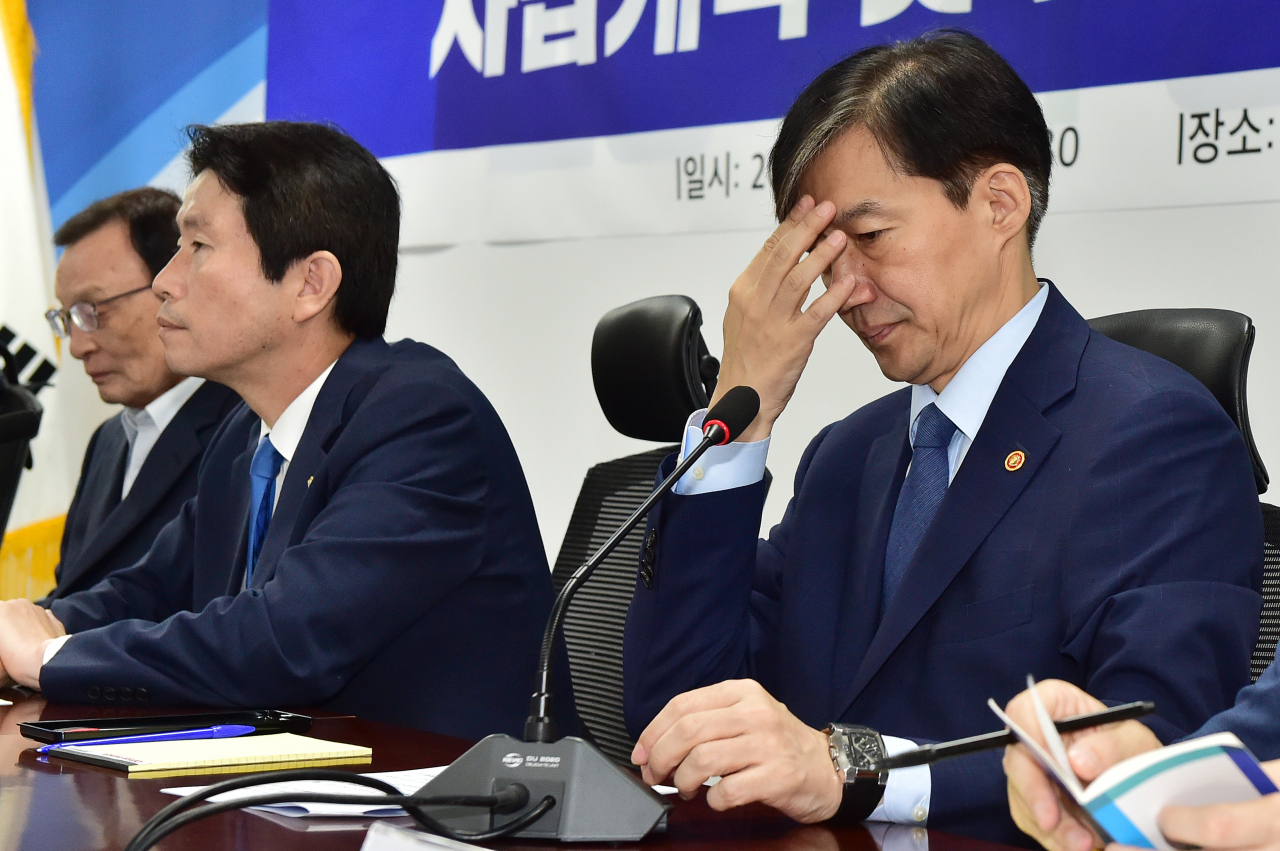 조국 법무부 장관이 18일 국회 의원회관에서 열린 더불어민주당 사법개혁 및 법무개혁 당정협의에 참석해 있다. [연합]