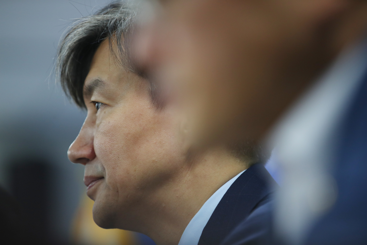 조국 법무부 장관이 18일 국회 의원회관에서 열린 더불어민주당 사법개혁 및 법무개혁 당정협의에 참석해 있다. 연합뉴스
