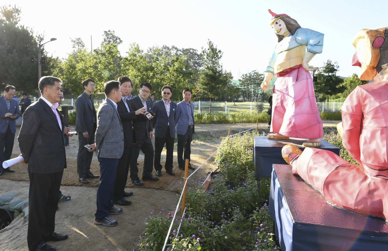 양주시가 나리농원에서 확대간부회의를 열어 ‘천만송이 천일홍 축제’ 현장상황을 점검했다. [양주시]