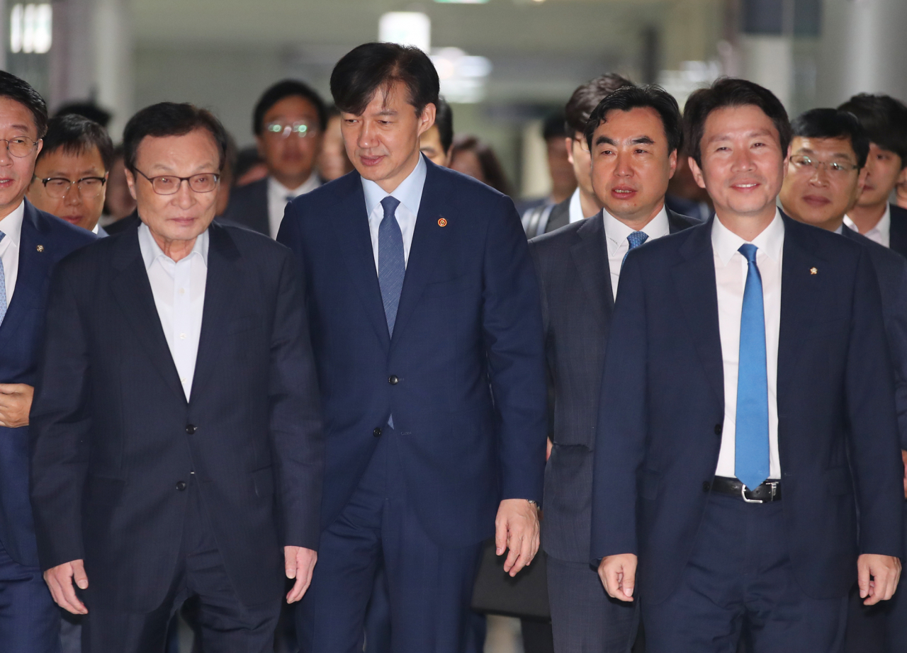 더불어민주당 이해찬 대표, 이인영 원내대표, 조국 법무부 장관이 18일 국회 의원회관에서 열린 사법개혁 및 법무개혁 당정협의에 들어서고 있다. 연합뉴스