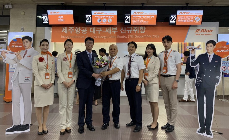 지난 17일 오후 대구국제공항에서 제주항공 이상윤 대구지점장(왼쪽에서 세번째)과 승무원들이 대구~세부 취항식에서 기념촬영을 하고 있다. [제주항공 제공]