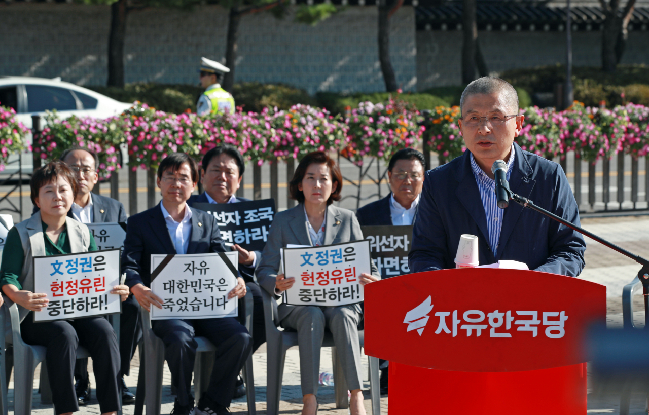 자유한국당 황교안 대표가 18일 오전 서울 청와대 분수대 앞에서 열린 최고위원-중진의원 연석회의에서 발언하고 있다. [연합]