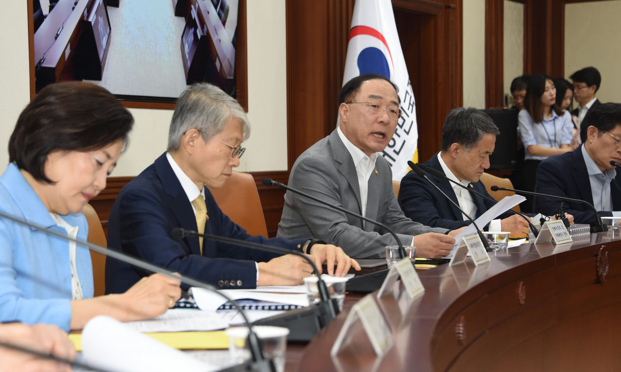 수출과 투자 감소에 최근에는 아프리카 돼지열병을 비롯한 각종 재해로 농수축산업까지 몸살을 앓으면서 우리경제가 총체적 위기에 내몰리고 있다. 홍남기 부총리 겸 기획재정부 장관이 지난 18일 서울 광화문 정부서울청사에서 '제24차 경제활력대책회의'를 주재하고 있다. [기획재정부 제공]