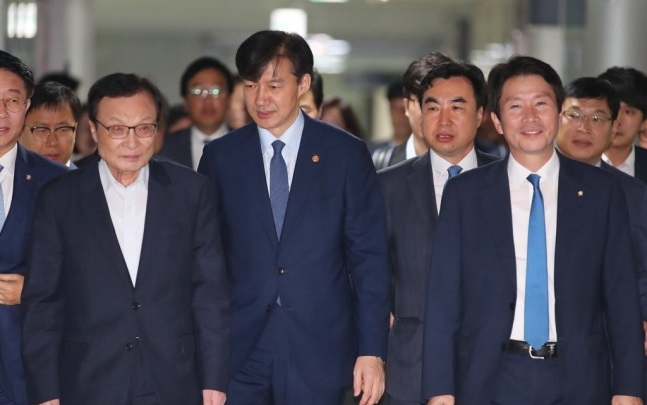 조국 법무부 장관이 18일 국회 의원회관에서 열린 사법개혁 및 법무개혁 당정협의에 들어서고 있다. [연합]
