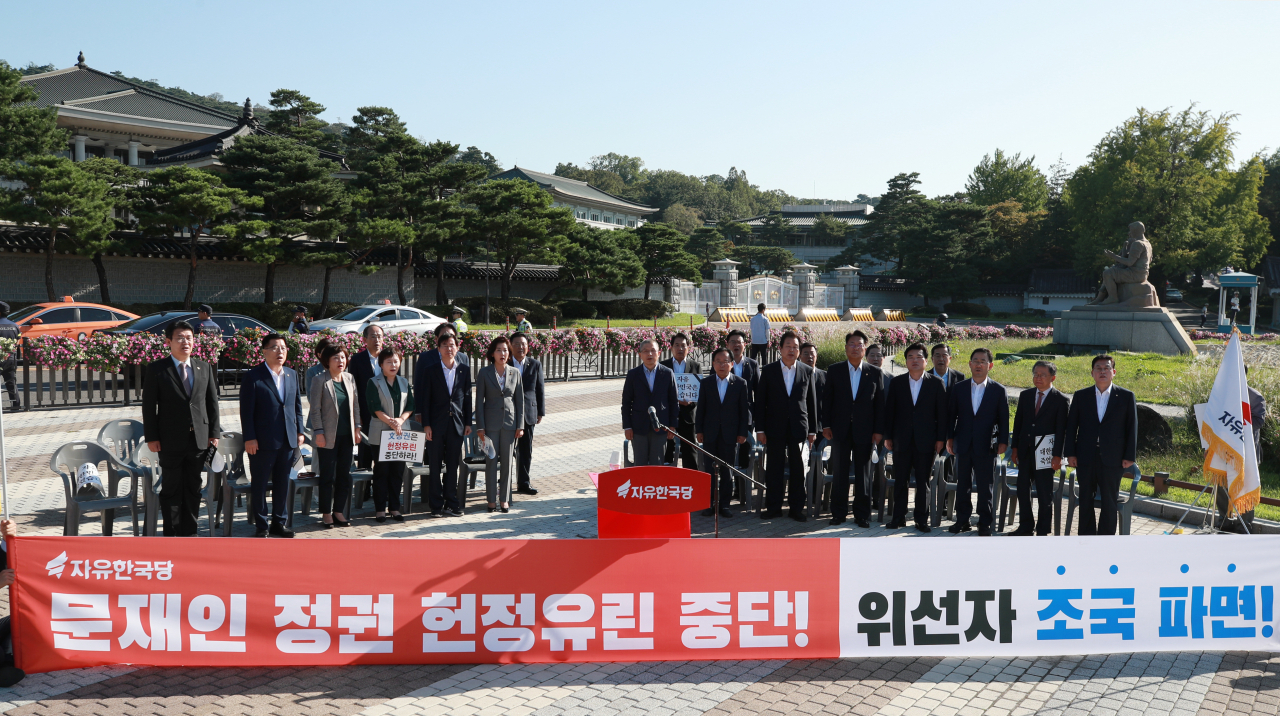 황교안 자유한국당 대표와 나경원 원내대표를 비롯한 의원들이 18일 오전 서울 청와대 분수대 앞에서 열린 최고위원-중진의원 연석회의에 참석하고 있다. [연합]