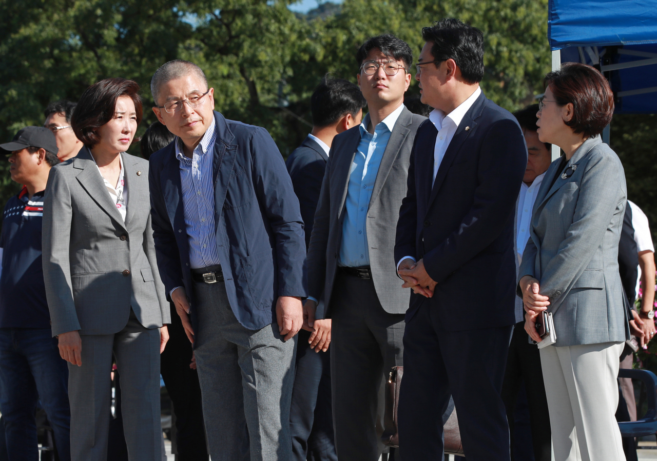 황교안 자유한국당 대표와 나경원 원내대표가 18일 오전 서울 청와대 분수대 앞에서 열린 최고위원-중진의원 연석회의에 참석하고 있다. [연합]