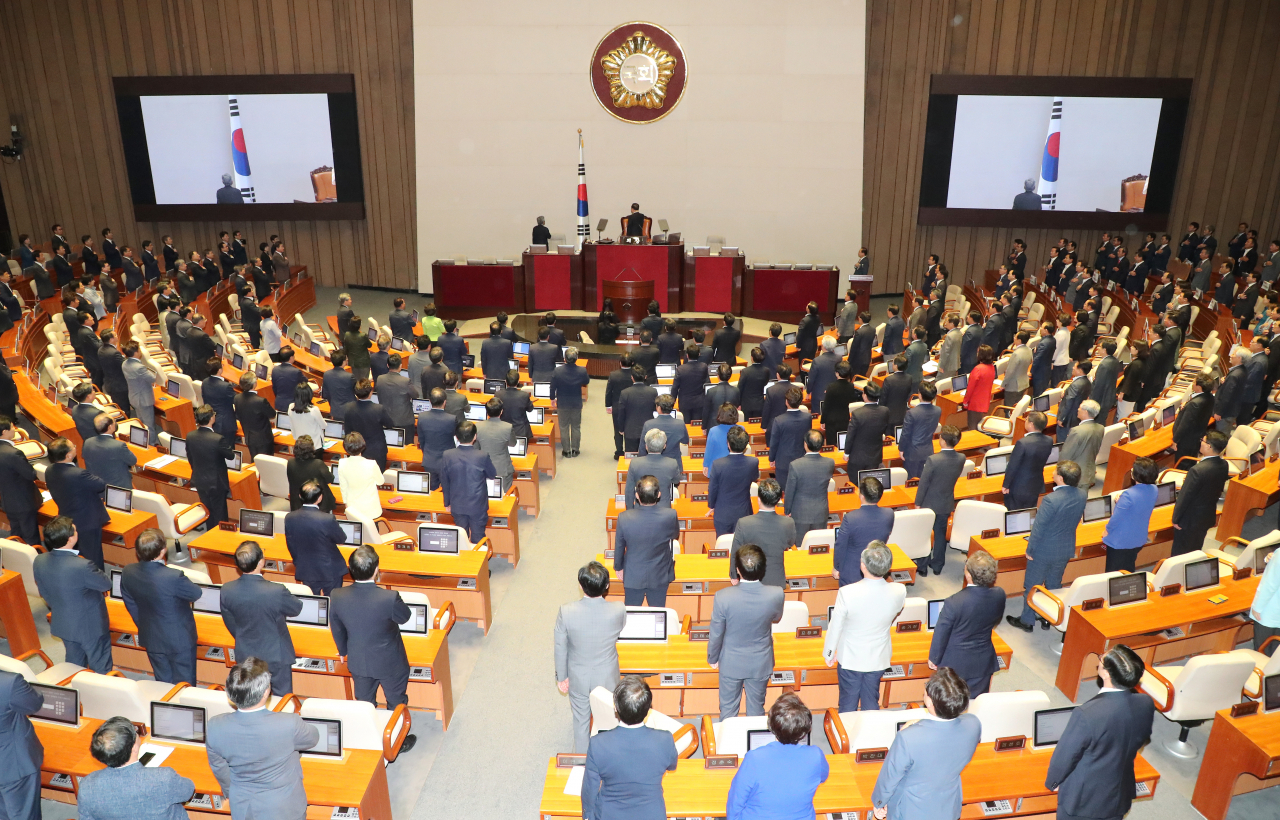 문희상 국회의장이 2일 오후 국회 본회의장에서 열린 제371회 국회(정기회) 개회식에서 참석한 여야 의원들과 국기에 경례하고 있다. 연합뉴스