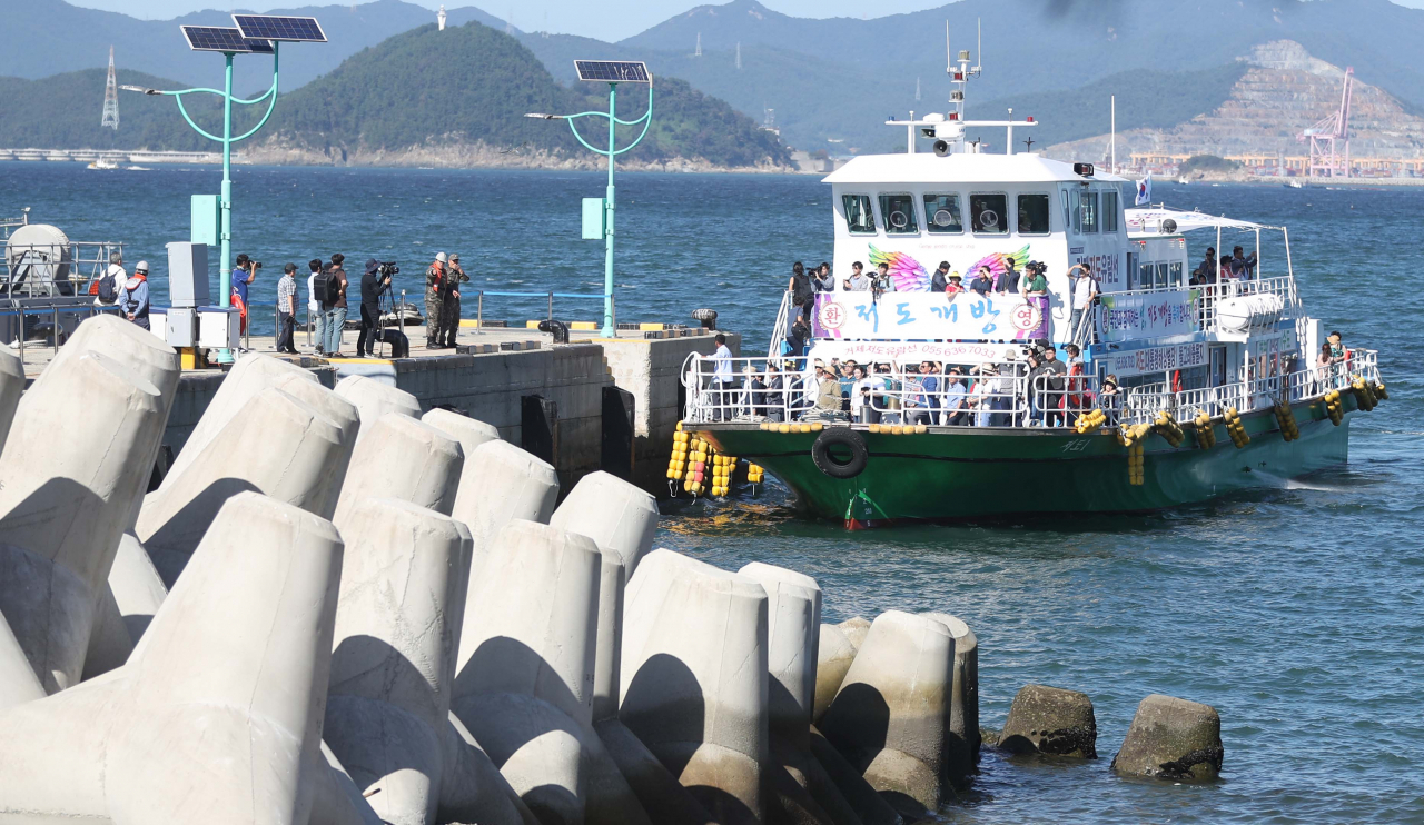 대통령 휴양지인 경남 거제시의 섬 저도가 47년 만에 시범 개방된 17일 오후 시민들이 배를 타고 저도를 방문하고 있다. 연합뉴스
