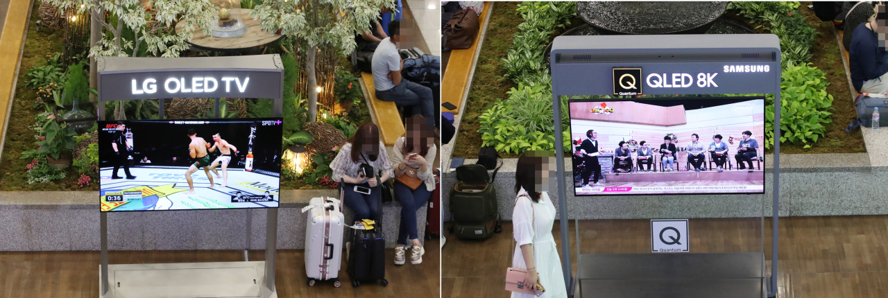 삼성전자와 LG전자가 8K TV 기술을 놓고 정면충돌하는 양상이다. 사진은 17일 인천국제공항에 설치된 삼성전자 QLED TV와 LG전자 OLED TV. [연합]