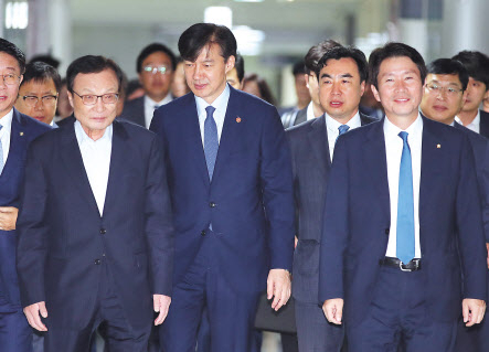 더불어민주당 이해찬 대표, 이인영 원내대표, 조국 법무부 장관이 18일 국회 의원회관에서 열린 사법개혁 및 법무개혁 당정협의에 들어서고 있다. [연합]