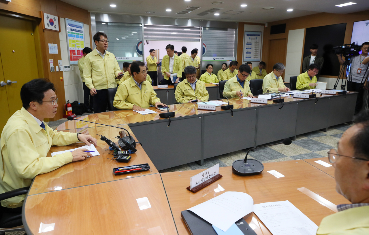 경기 파주에 이어 연천에서 두번째 아프리카돼지열병 확진 판정이 난 18일 세종시 정부세종청사 농림축산식품부 아프리카돼지열병 방역상황실에서 열린 비상회의에서 이재욱 차관(왼쪽)이 모두발언하고 있다. [연합]