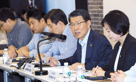 은성수 금융위원장이 18일 서울 강남구 디캠프에서 열린 핀테크 스케일업 현장간담회에서 모두발언을 하고 있다. [금융위 제공]