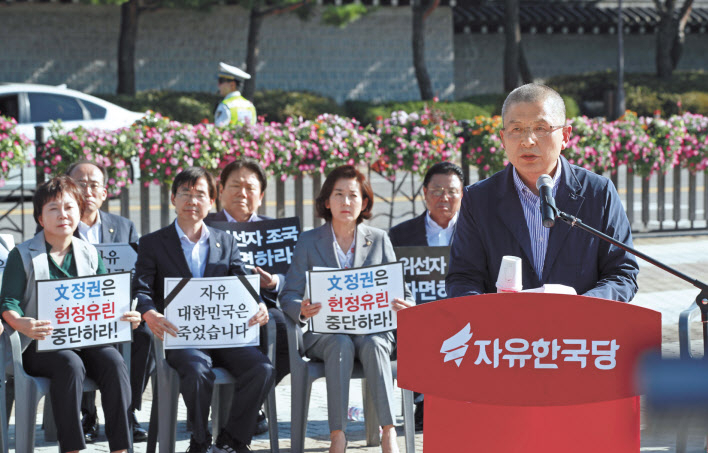 황교안 자유한국당 대표가 18일 오전 서울 청와대 분수대 앞에서 열린 최고위원-중진의원 연석회의에서 발언하고 있다. [연합]