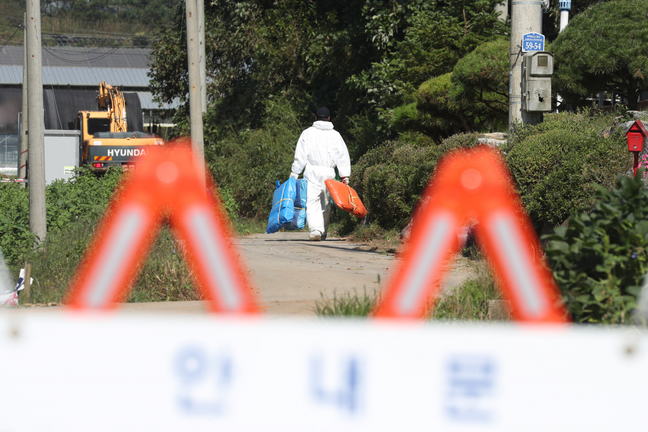 정부는 18일 경기도 파주에 이어 연천에서도 아프리카돼지열병(ASF)이 발생한 가운데 북한에 발병 상황과 남북 방역협력 필요성을 강조하는 대북통지문을 전달했다. 방역당국 관계자가 연천에 자리한 한 양돈농가 농장으로 이동하고 있다. [연합]