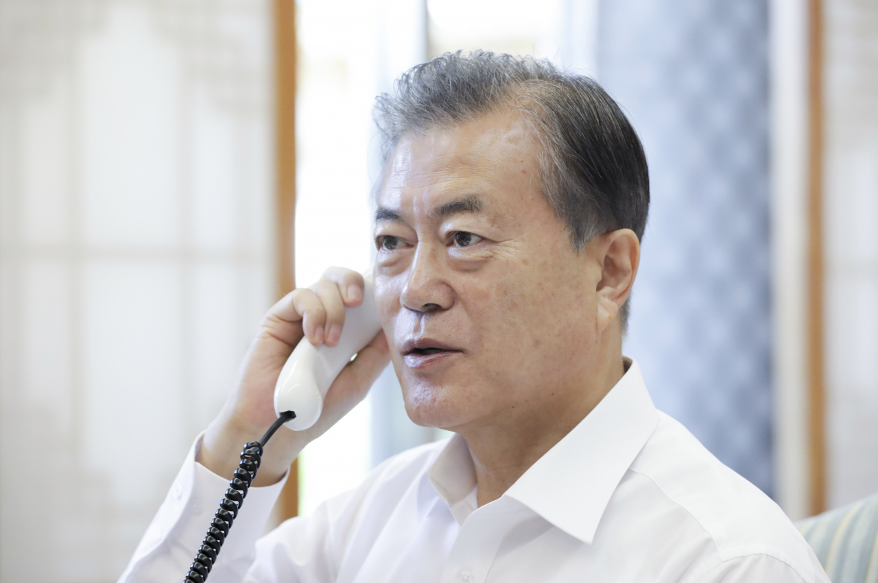 문재인 대통령이 18일 오전 청와대에서 사우디 무함마드 빈 살만 왕세자와 통화하고 있다. [연합]