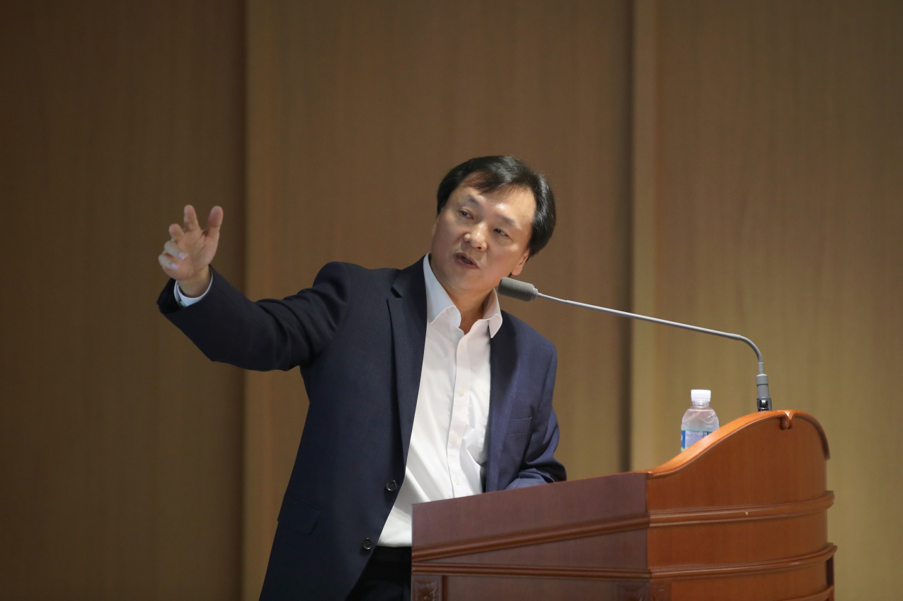 신인석 한국은행 금융통화위원이 18일 기자간담회에서 통화정책 관련 발언을 하고 있다. (제공 한국은행)
