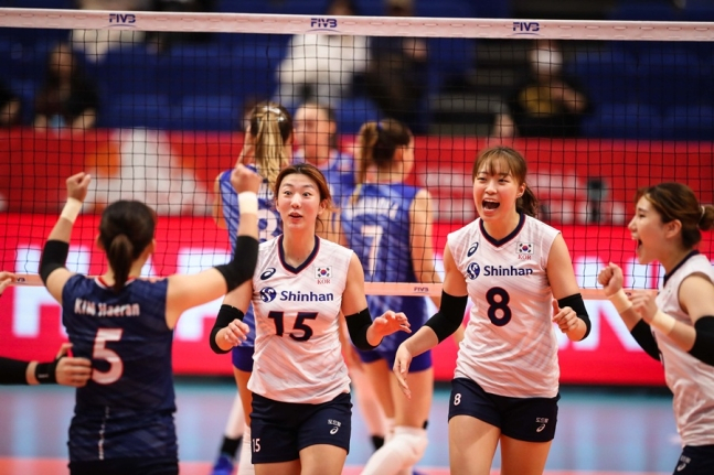 18일 일본 요코하마 요코하마아레나에서 열린 2019 국제배구연맹 여자배구월드컵 4차전에 나선 강소휘(15번)와 박은진(8번). [국제배구연맹 홈페이지 캡처]