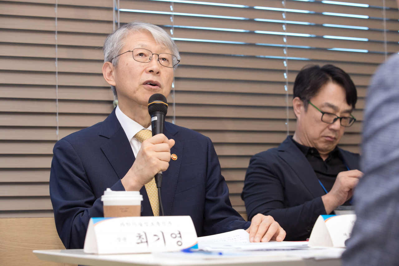 최기영 과기정통부 장관이 18일 오후 서울 송파구 지능형반도체 팹리스 기업, 텔레칩스에서 열린 간담회에 참석해 발언하고 있다. [과학기술정보통신부 제공]