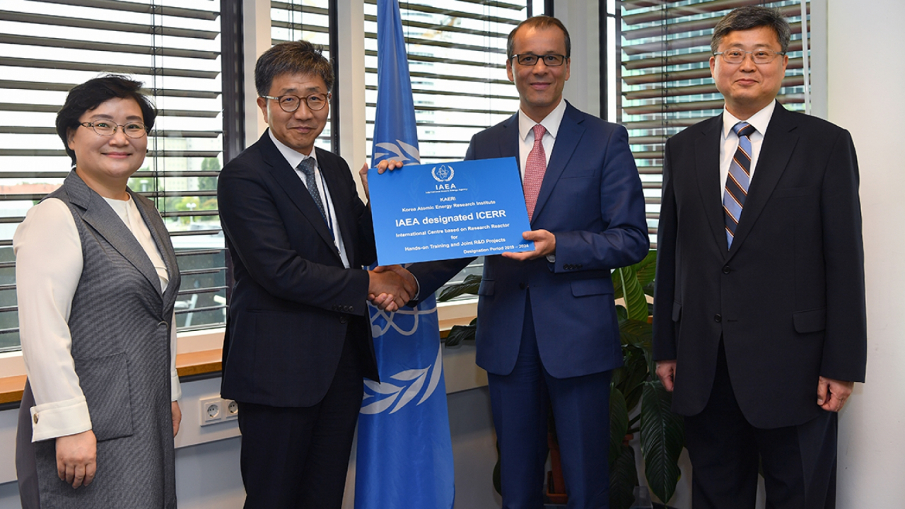 한국원자력연구원 하나로가 아시아 최초로 IAEA 국제연구용원자로센터로 지정됐다. 왼쪽부터 문미옥 과학기술정보통신부 제1차관, 박원석 한국원자력연구원장, 코넬 페루타 IAEA 사무총장 대행, 신재현 주오스트리아대사.[한국원자력연구원 제공]