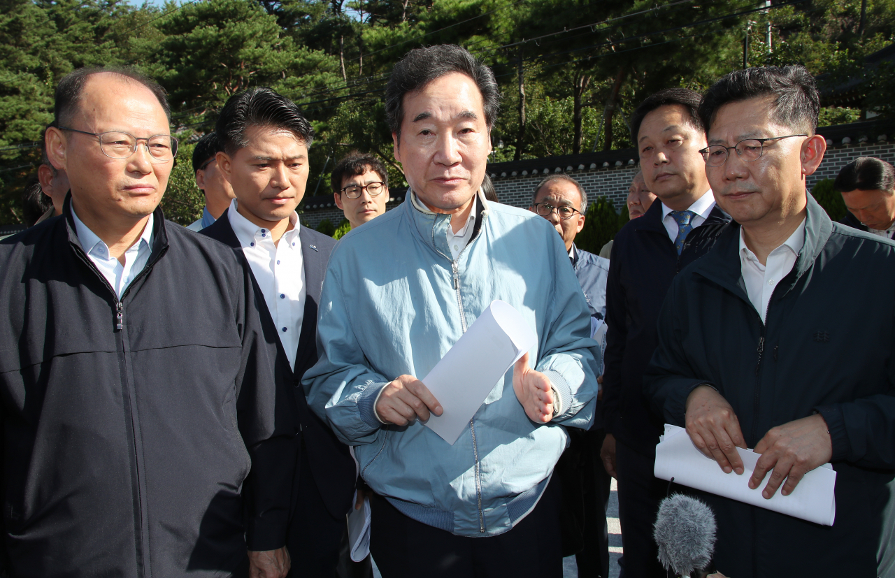 이낙연(앞줄 가운데) 국무총리가 아프리카돼지열병(ASF)이 발생 후 18일 오전 경기도 포천시 일동면 화대리 돼지 밀집사육단지를 방문해 관계자와 대화를 나누고 있다. ［연합］