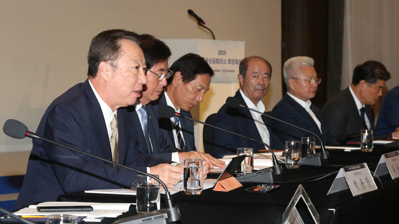 KCCI Chairman Park Yong-maan (left) speaks at a roundtable with local heads of chamber of commerce in Busan, on Wednesday. (KCCI)