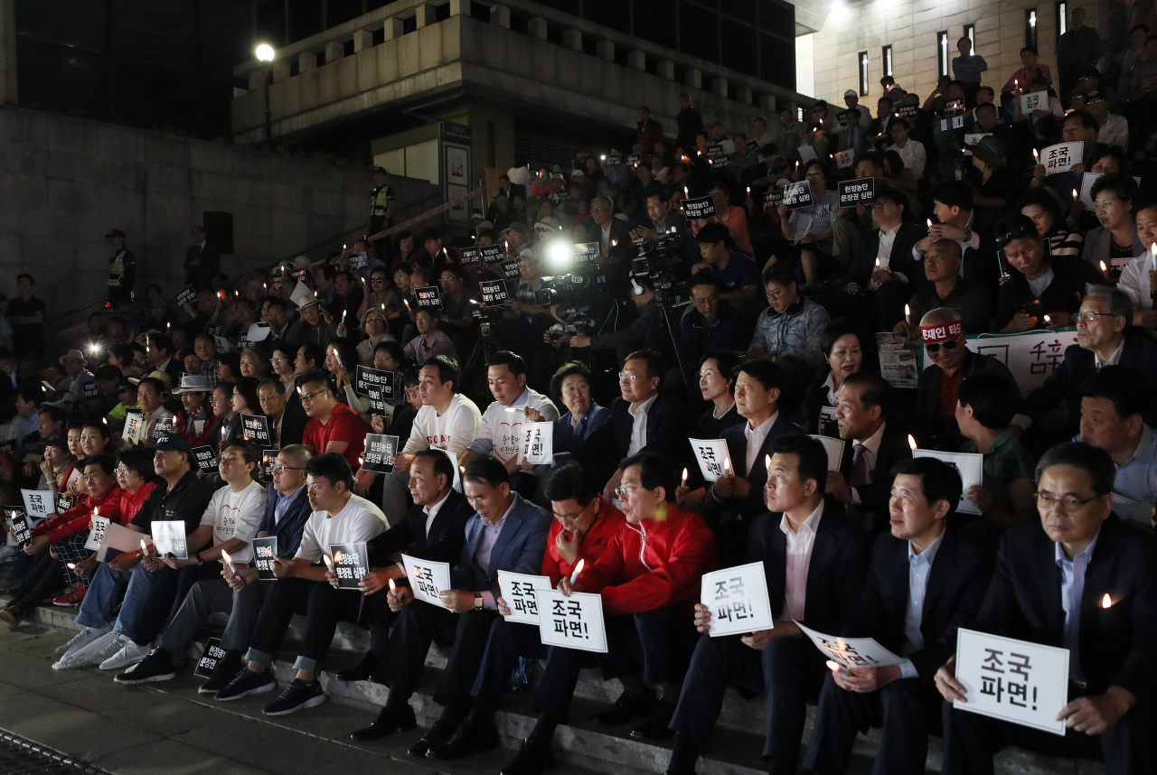 18일 오후 촛불집회에 나선 자유한국당 황교안 대표와 당 관계자 [연합]