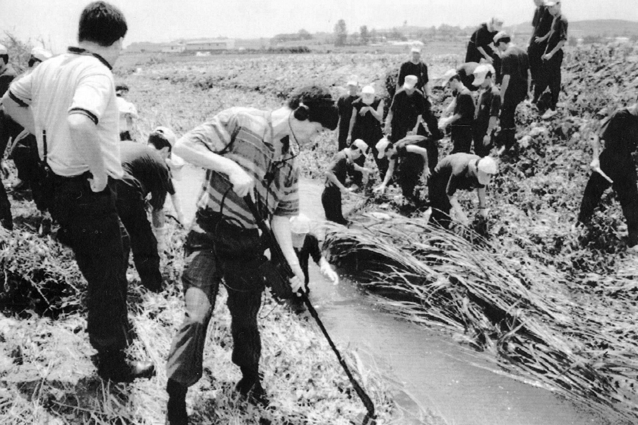 지난 1980년대 전국을 공포로 몰아넣고 우리나라 범죄사상 최악의 미제사건으로 남았던 화성연쇄살인사건의 유력 용의자가 드러났다. 18일 경기남부지방경찰청은 이 사건의 유력한 용의자로 현재 수감 중인 A 씨를 특정했다고 밝혔다. 사진은 1993년 7월 화성연쇄살인사건 수사본부가 화성군 정남면 관항리 인근 농수로에서 유류품을 찾고 있는 모습. [연합]