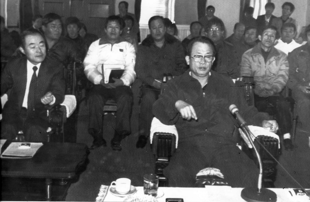 지난 1980년대 전국을 공포로 몰아넣고 우리나라 범죄사상 최악의 미제사건으로 남았던 화성연쇄살인사건의 유력 용의자가 드러났다. 18일 경기남부지방경찰청은 이 사건의 유력한 용의자로 현재 수감 중인 A 씨를 특정했다고 밝혔다. 사진은 1988년 12월 화성 연쇄살인 사건 수사본부를 찾은 조종석 당시 치안본부장. [연합뉴스]