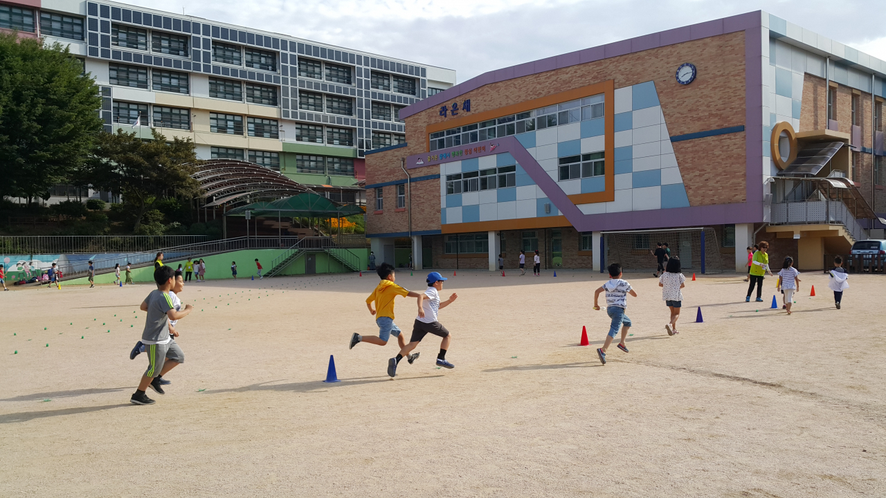 가산초등학교 학생들이 등굣길에 운동장을 돌고 있는 모습. [서울시 제공]