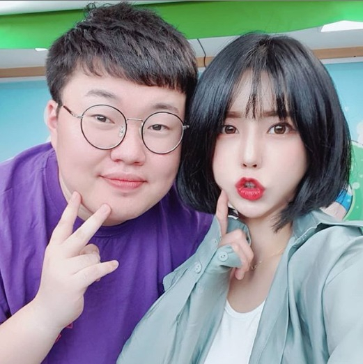 BJ 서윤(오른쪽)과 BJ 봉준. BJ 서윤은 지난 18일 아프리카TV에서 BJ 봉준 등과 합동 방송을 진행하던 중 배우 서강준에 대한 성희롱 발언을 해 구설에 휩싸였다. [BJ 서윤 인스타그램 캡처]