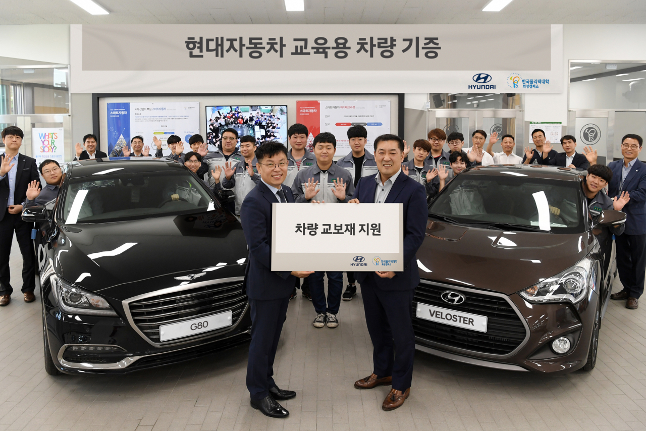 현대자동차는 지난 18일 정인학 한국폴리텍대학 화성캠퍼스 학장(왼쪽)과 김한진 현대차 경기남부지역본부장(오른쪽)이 참석한 가운데 한국폴리텍대학 화성캠퍼스에서 정비교육용 차량 교보재 기증식을 진행했다.