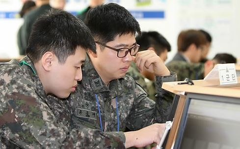 육군 해킹방어대회에 참가한 군 장병들이 평가시험을 치르고 있다.[연합]