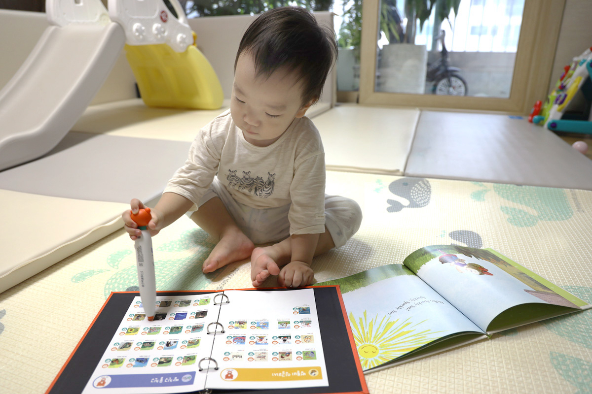 아기가 웅진 베베톡을 이용해 사운드북을 재생하고 있다. [웅진씽크빅 제공]