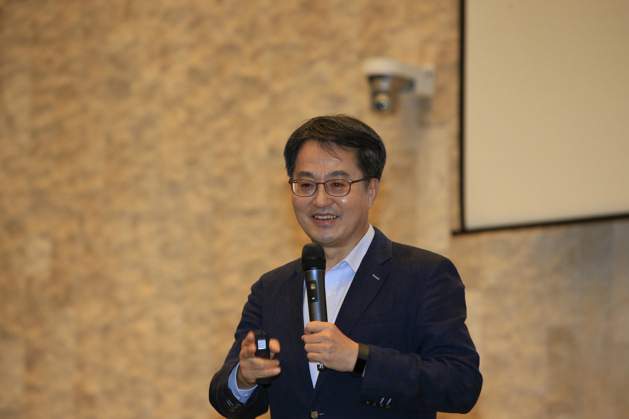 김동연 전 경제부총리가 남도일보의 최고경영자(CEO) 아카데미인 K포럼에서 강의를 하고 있다. [사진제공=남도일보]