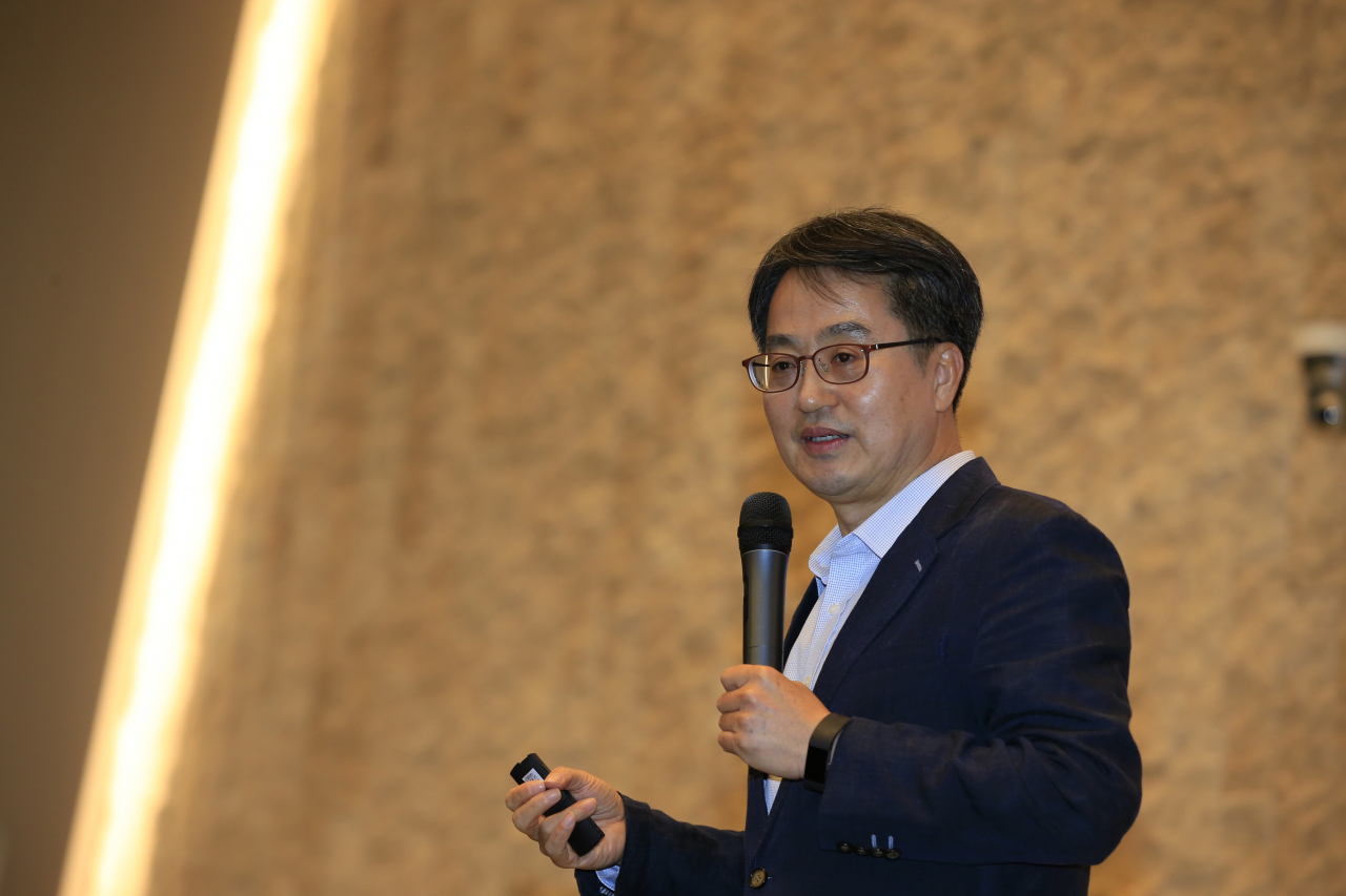 포럼 강연 중인 김동연 전 부총리. [사진제공=남도일보]
