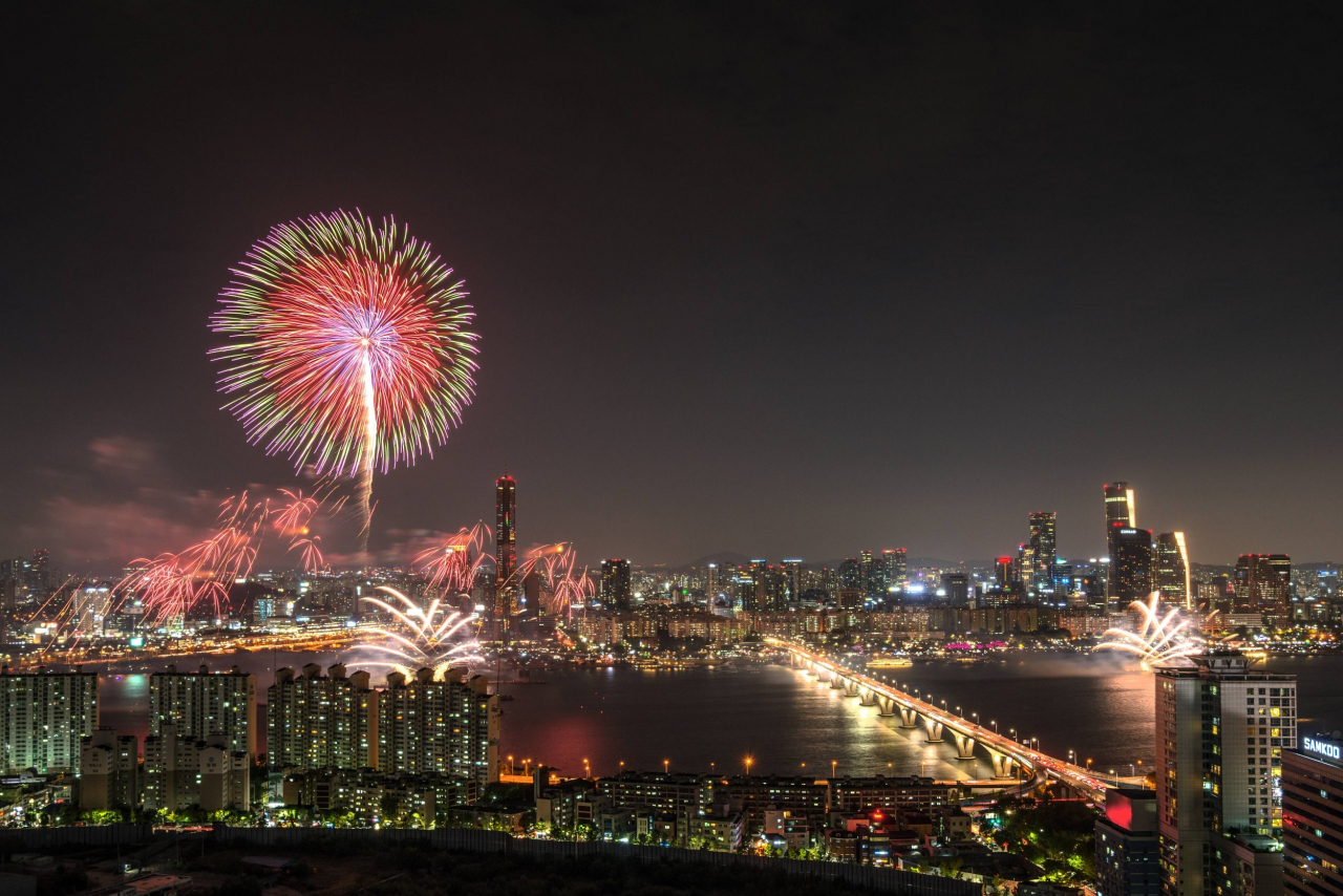 매년 10월 초 서울 여의도에서 개최되는 '서울세계불꽃축제' 전경 [사진제공=서울드레곤시티]