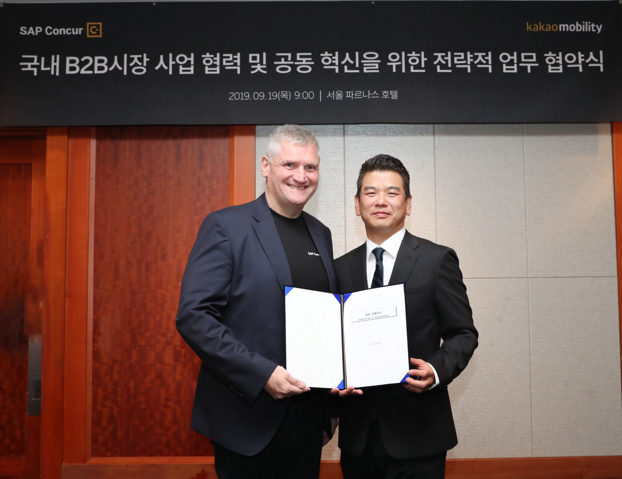 출장 및 경비지출관리 솔루션을 제공하는 글로벌 선두 기업인 ‘SAP Concur’가 카카오모빌리티와 국내 B2B 시장에서의 공동 혁신을 위한 전략적 업무 협약을 체결했다. 좌부터, SAP Concur 아태지역 총괄 앤디 왓슨, 카카오모빌리티 안규진 전무 (사진=카카오모빌리티)