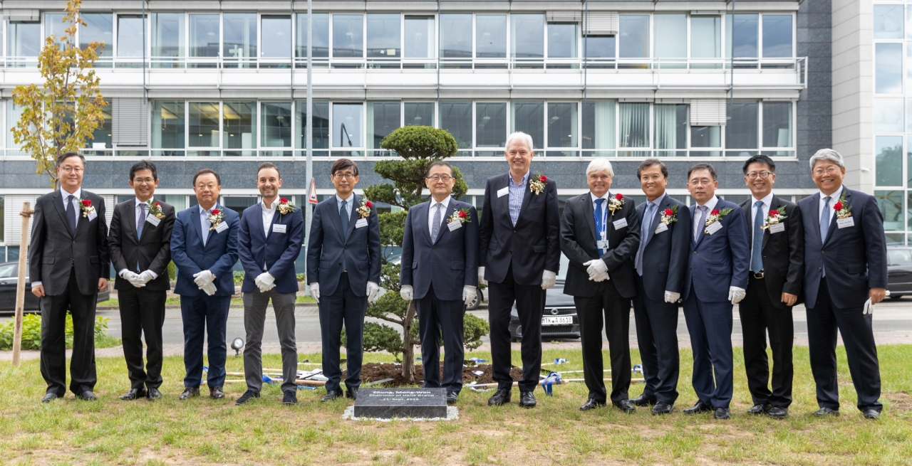 정몽원 한라그룹 회장(가운데 왼쪽), 금창록 프랑크푸르트 총영사(왼쪽 다섯번째), 알버트 비어만 현대기아차 연구개발본부장(가운데 오른쪽), 탁일환 만도 사장(오른쪽 네번째), 한스외르그 파이겔 만도 독일 법인장(오른쪽 다섯번째) 등이 만도 유럽 R&D센터 오픈 행사에서 기념촬영을 하고 있다. [만도 제공]