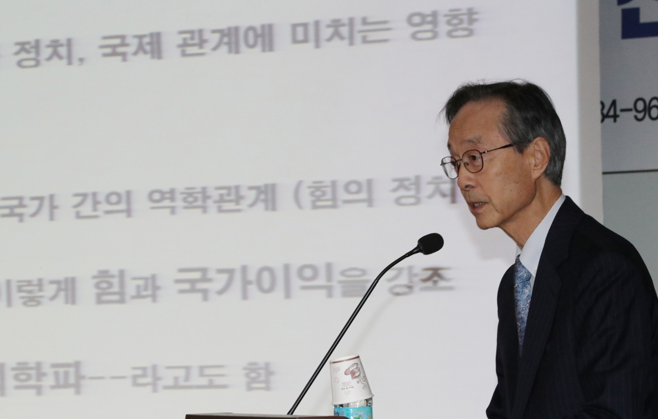 한승주 전 외교부 장관이 19일 국회 의원회관에서 '격변하는 동북아 지정학 속의 한미동맹과 그 진로'를 주제로 강연하고 있다. 연합뉴스